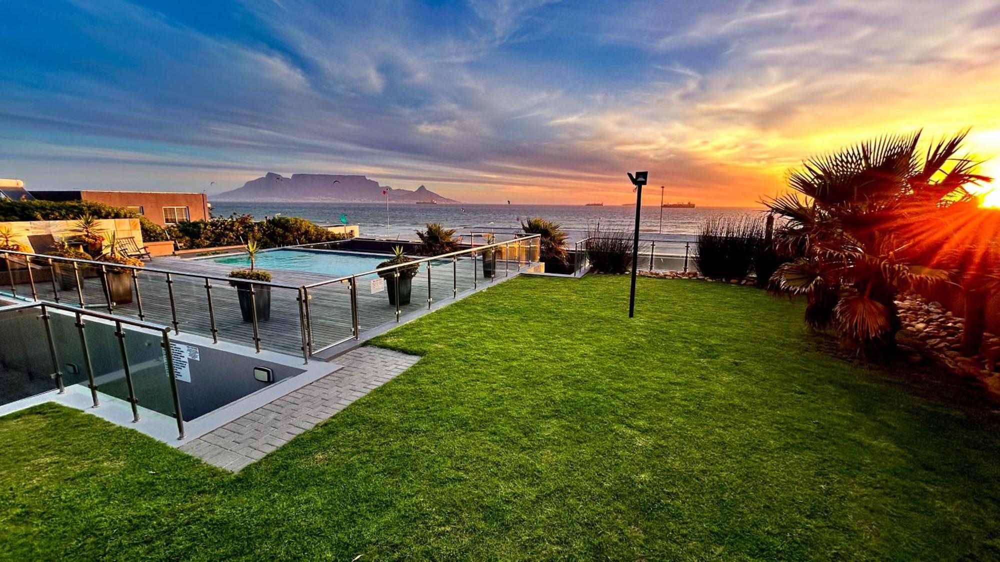 Heaven On Earth - Blouberg Beachfront Self-Catering Apartment Bloubergstrand Luaran gambar